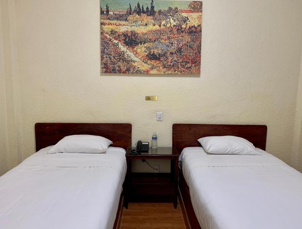 Hotel Capri De Leon Mexico Eksteriør bilde
